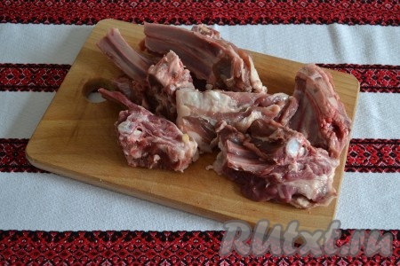 Бараньи ребра разрубить на небольшие порционные кусочки. Можно разрубить и на крупные кусочки, но они будут не очень эстетично смотреться в готовом виде на обеденном столе.
