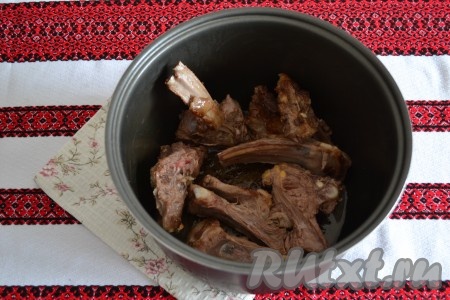 Периодически помешивая, обжарить ребра до румяного цвета со всех сторон.
