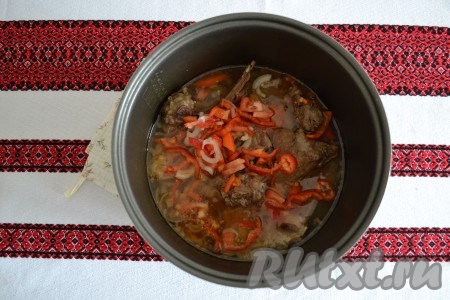 Перец очистить от плодоножки и семян, нарезать соломкой. Помидоры нарезать мелким кубиком. После окончания режима "Тушение" выложить перец и помидоры в чашу мультиварки.
