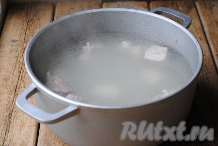 Залить ребра водой и отправить на огонь. Довести воду до кипения, снять пену и варить на медленном огне до готовности мяса (примерно 1 час). 
