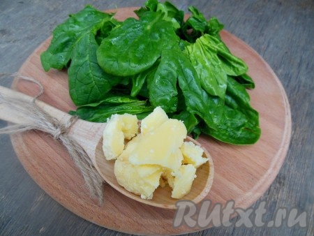 Для приготовления яичницы, зелень промойте и обсушите. Отделите листочки шпината от веточек.
