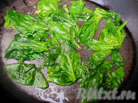 Сковороду разогрейте, выложите топленое масло (его можно заменить на растительное или сливочное масло). Отправьте на сковороду молодые листочки шпината, обжарьте, помешивая, до мягкости, буквально, в течение нескольких секунд.