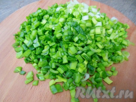 Зелень вымойте, обсушите (я использую для этого дуршлаг). Мелко нарежьте зеленый лук.
