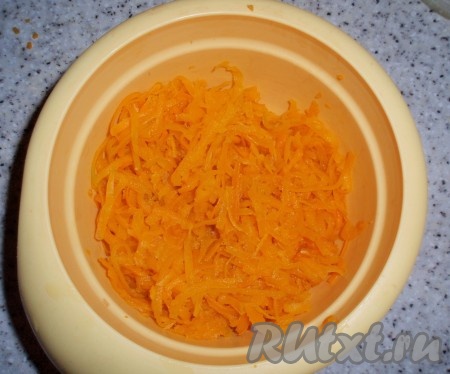 Тыкву очистить от кожицы, натереть на терке.