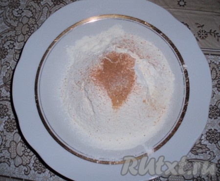 Муку просеять вместе с разрыхлителем, добавить корицу, молотый имбирь и щепотку натертого мускатного ореха, перемешать.&nbsp;
