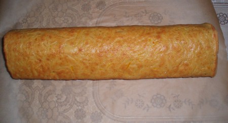 Свернуть рулет и поместить на ночь в холодильник для пропитки.
