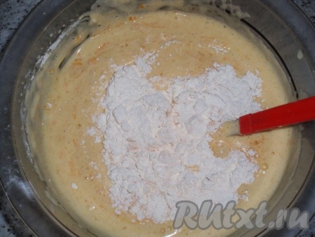 Всыпать смесь муки и специй в яичную массу, аккуратно и тщательно перемешивая. Тыквенное тесто получится, как густая сметана.
