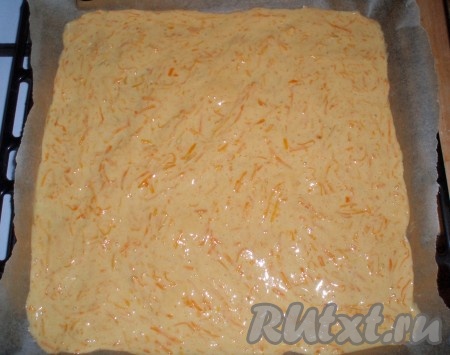 Духовку нагреть до 180 градусов. Противень застелить бумагой для выпечки. Подготовленное тесто выложить тонким слоем на бумагу для выпечки. Запекать тесто в духовке, примерно, 20 минут.
