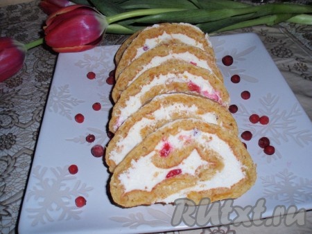 Рулет можно украсить по своему усмотрению. Я пекла для домашнего чаепития и не украшала. Пропитавшийся очень нежный, тающий во рту тыквенный рулет со сливочным &nbsp;кремом нарезать на порции и подать к &nbsp;чаю или кофе.