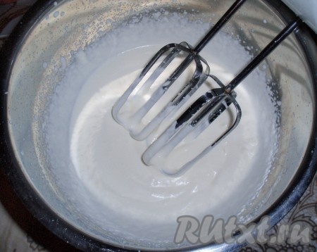 В другой посуде взбить сливки до устойчивой кремообразной массы.
