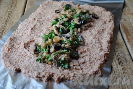 По середине выложить начинку.&nbsp;
