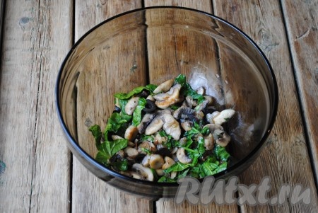 Обжаренные грибы с луком переложить в миску, добавить оливки и шпинат. Если нужно, добавить ещё специй. Перемешать. Грибная начинка для рулета из фарша готова. 