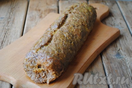 Отправить снова в духовку и запекать до красивой, румяной корочки. Готовый рулет достать из духовки и дать остыть, затем освободить от фольги.&nbsp;
