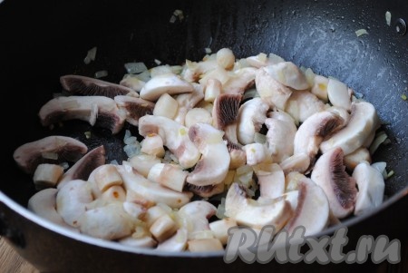 Грибы отправить на сковороду к луку, посолить и поперчить по вкусу.&nbsp;
