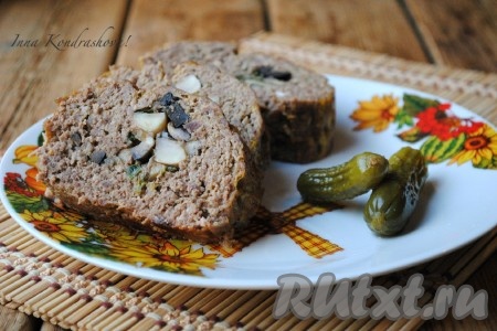 Подавать такой рулетик лучше в охлаждённом виде, нарезав на порционные кусочки.
