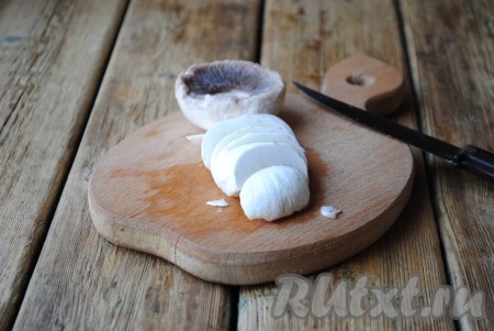 Грибы вымыть, очистить и нарезать пластинками.
