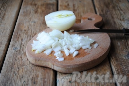 Одну луковицу очистить, нарезать кубиками и обжарить на растительном масле, иногда помешивая, до мягкости (примерно, 2-3 минуты).
