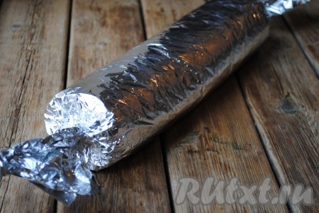 Свернуть всю конструкцию с помощью фольги в рулет, начиная с широкого края. Для надёжности я завернула рулет в два слоя фольги, чтобы во время запекания мясной сок не вытекал, а рулет на развалился. 