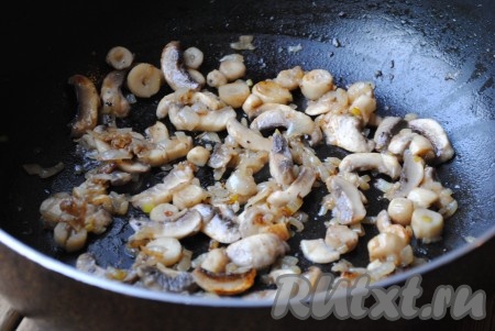 Грибы во время жарки выделят много жидкости, нужно жарить до полного её испарения, около 7-10 минут. Грибы должны стать красивого золотистого цвета. 