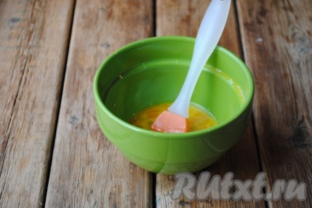 Отправить мясной рулет из фарша с начинкой из грибов в разогретую до 200 градусов духовку на 45-55 минут. Время запекания зависит от Вашей духовки. За 5-7 минут до готовности, аккуратно, чтобы не обжечься паром, открыть фольгу, а рулет смазать взбитым яйцом.&nbsp;
