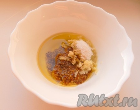 Приготовить маринад: смешать оливковое масло с горчицей, пропущенным через пресс чесноком, солью и перцем (можно добавить любимые специи).
