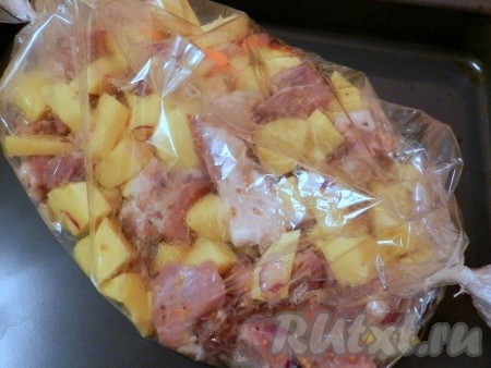 Приготовить рукав для запекания. Отрезать рукав нужной длины, с одной стороны его крепко связать специальными клипсами, уложить свинину с картошкой и прочно закрепить рукав с другой стороны. Уложить рукав на противень перфорированным швом вверх (для выхода пара). Поставить противень в разогретую до 190 градусов духовку на 50-55 минут.
