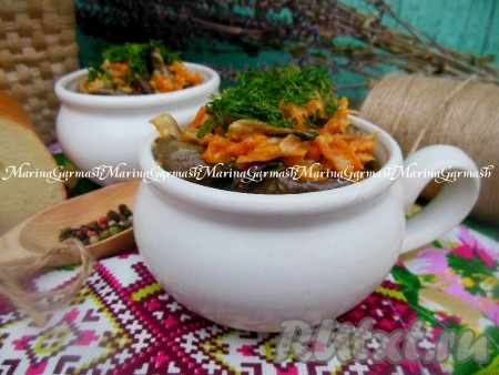 Вешенки, жареные со сметаной, подавайте к столу, посыпав мелко нарезанным укропом.
