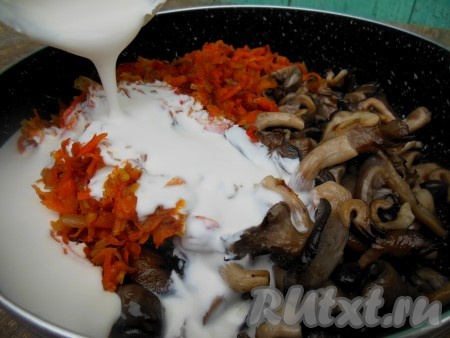 Затем к жареным вешенкам добавьте обжаренные морковь и лук, сметану и смесь перцев, перемешайте и готовьте еще 3-5 минут на небольшом огне. Выключите огонь, накройте сковороду крышкой и дайте блюду настояться в течение 15-20 минут.