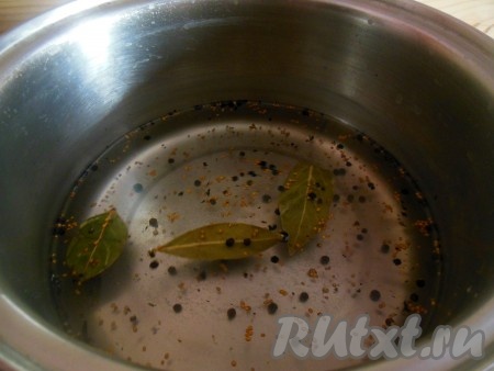 Для приготовления маринада в кастрюлю налейте 750 миллилитров воды, добавьте соль, сахар, горошины чёрного перца, зёрна горчицы, бутоны гвоздики и лавровые листья, поставьте на огонь, доведите до кипения, затем огонь уменьшите и проварите 2-3 минуты.