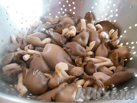 Затем воду слейте, грибы откиньте на дуршлаг.
