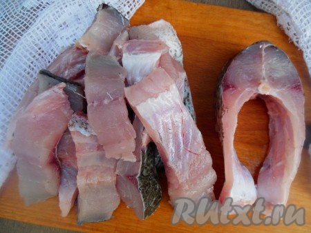 Нарежьте толстолобика на порционные кусочки. У меня рыба была крупная, поэтому я её разрезала на 4 стейка (кусочка), затем каждый стейк разделила на 2 части (получится 8 кусочков). Если и в этом случае кусочки получились крупными (как на фото), можно каждый - разрезать ещё на 2 части, чтобы получилось 16 кусочков толстолобика.
