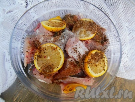 Посолите кусочки толстолобика, добавьте смесь перцев и колечки лимона (их необходимо слегка раздавить руками, чтобы выделился сок), хорошо перемешайте и оставьте мариноваться на 20-30 минут. Иногда я оставляю рыбу мариноваться на всю ночь, для этого ставлю ее в холодильник.
