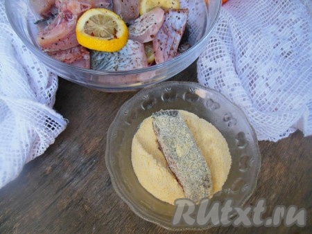 Затем обваляйте рыбку в муке с другой стороны.
