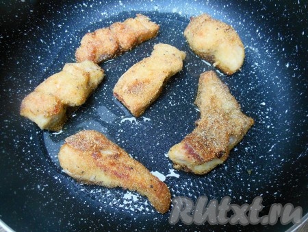 На сковороде хорошо разогрейте растительное масло, выложите кусочки толстолобика, жарьте, не накрывая крышкой, на среднем огне с двух сторон до золотистой корочки (примерно, по 2-3 минуты с каждой стороны, но время жарки зависит от толщины кусочков рыбы).
