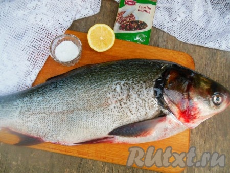 Ингредиенты для приготовления толстолобика, жареного на сковороде