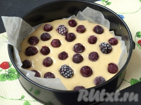 Форму застелить пергаментом, вылить тесто. Сверху произвольно разложить ягоды. Я взяла вишню без косточек и ежевику.
