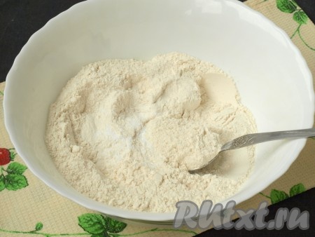 В миску насыпать сахар, ванилин, муку, разрыхлитель и соль, тщательно перемешать сухие ингредиенты.