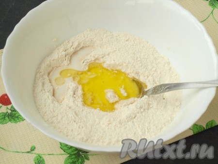 К получившейся сухой смеси добавить растительное масло и половину молока, перемешать тесто. В последний момент увидела, что подсолнечное рафинированное масло закончилось, поэтому использовала оливковое. Можно брать и то, и другое, главное – без ароматизаторов.