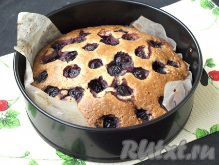 Духовку разогреть до 180 градусов и выпекать пирог 40-45 минут. Готовность пирога проверить с помощью деревянной шпажки - при прокалывании готовой выпечки шпажка должна остаться сухой.
