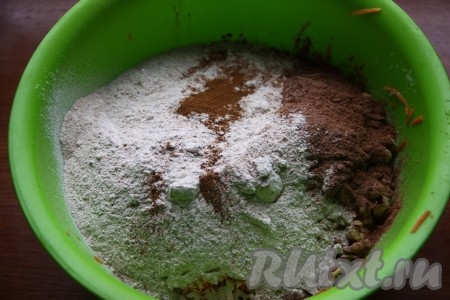 Всыпать ржаную муку, какао и корицу.
