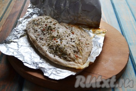 Готовое куриное мясо вынуть из духовки и полностью остудить в фольге.
