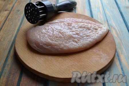 Далее понадобится тендерайзер для мяса (можно воспользоваться шилом или спицей). Нужно по всей поверхности куриного филе сделать множество проколов. Тендерайзер делает много сквозных проколов, не разбивая волокна мяса.