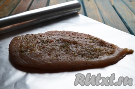 На фольгу налить оливковое масло, а сверху выложить филе.&nbsp;
