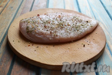 Куриное филе посолить и приправить специями с обеих сторон.
