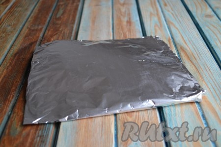 Фольгу свернуть конвертиком и отправить куриное филе в духовку, разогретую до 200 градусов, минут на 15.
