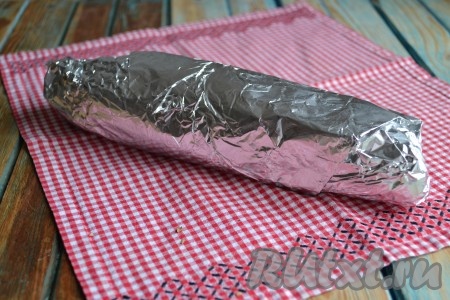 Плотно завернуть куриный рулет в два слоя фольги и отправить запекаться в духовку, разогретую до 200 градусов, минут на 15.