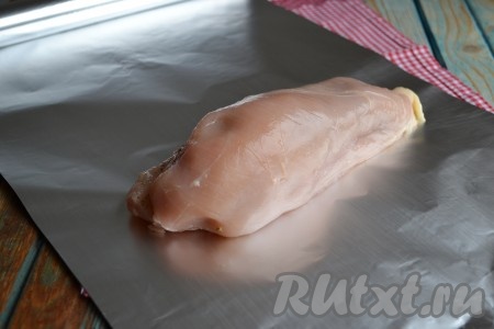 Свернуть куриное филе рулетом и выложить на фольгу.

