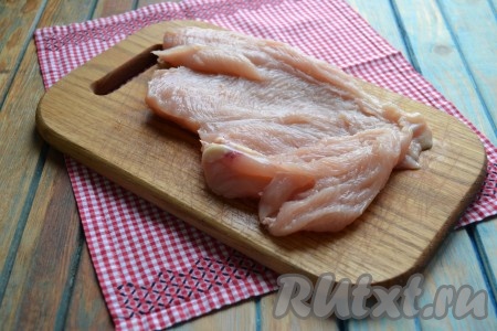 Куриное филе вымыть, разрезать вдоль, не дорезая до конца, и развернуть, как книжку.

