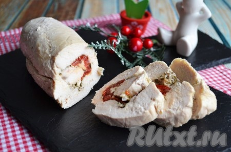 Остывший, нежный и сочный куриный рулет, запеченный в духовке, достать из фольги, нарезать и подать к столу.