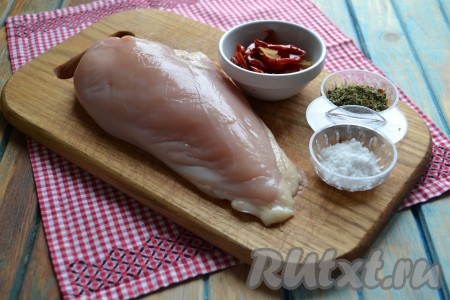 Подготовить необходимые ингредиенты для приготовления куриного рулета, запеченного в фольге в духовке